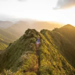 Femme qui randonne sur la crète d'une montagne